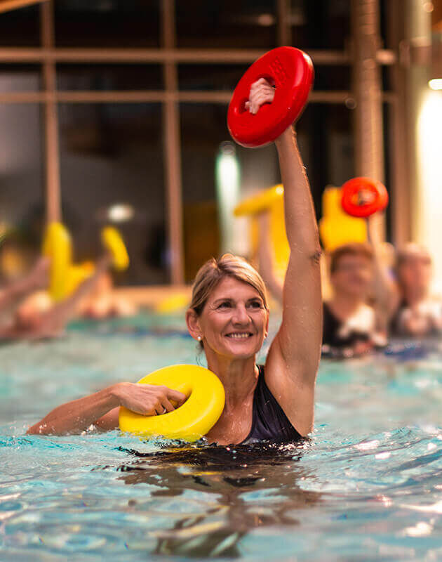 Aquagymnastik – Mit der Unterstützung des Wassers wird der Bewegungsapparat entlastet, während die Fitness gefördert wird.