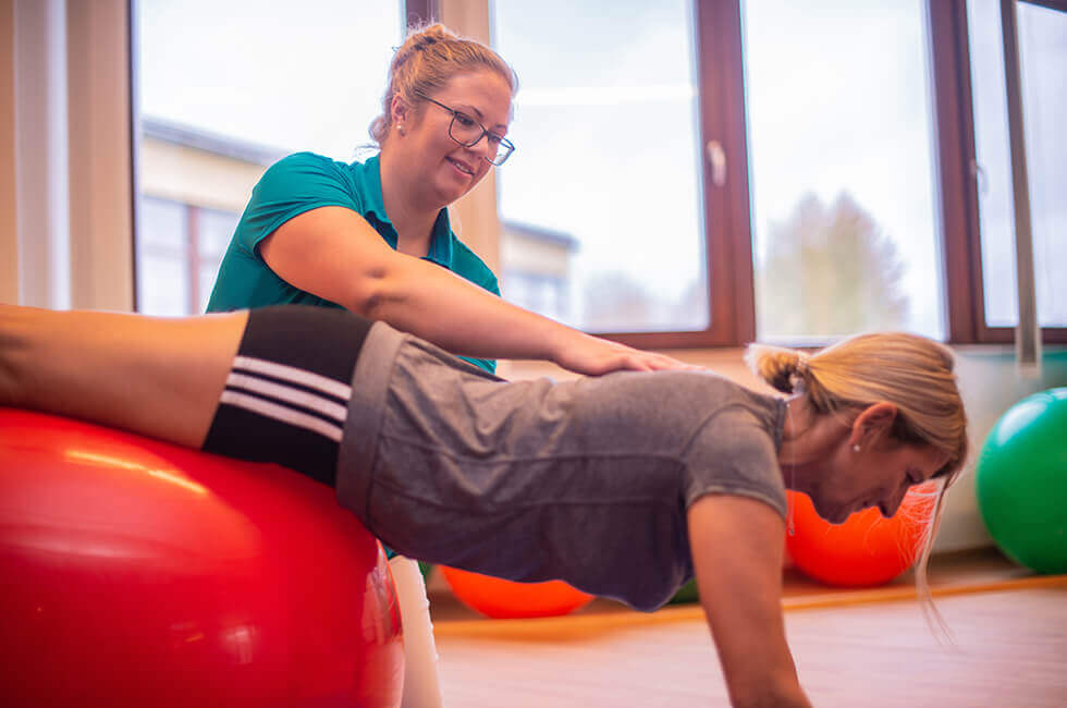 Behandlung von Rückenschmerzen mit Physiotherapie und Gymnastik