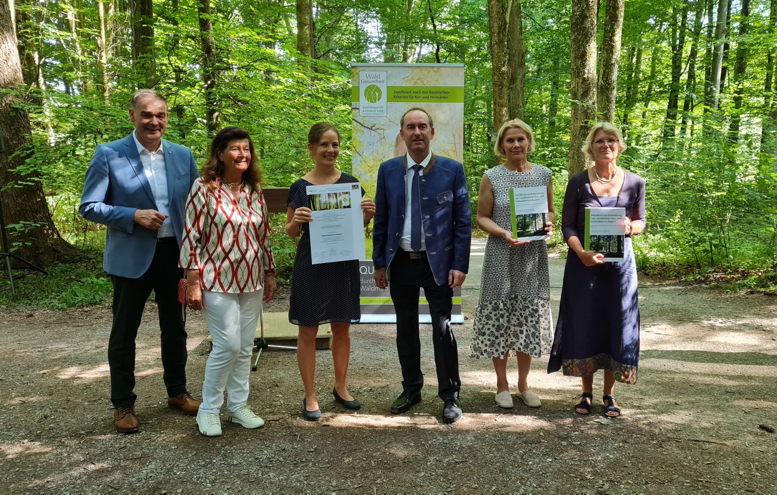 Wirtschaftsminister Aiwanger überreicht Projektmanagerin Nathalie Zimmermann das Zertifikat zum Kurwald