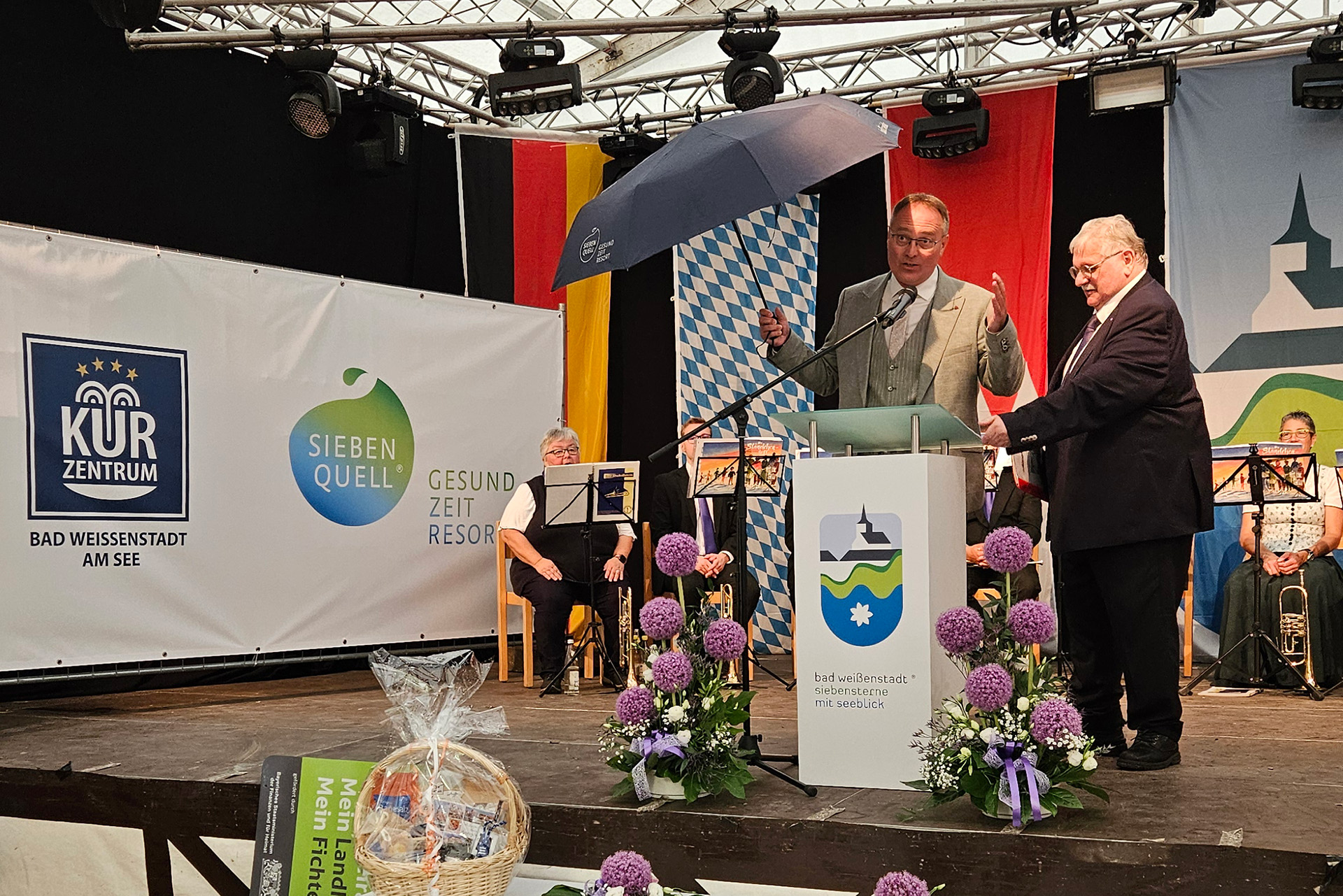 Die beiden federführenden Initiatoren für den Heilbad-Status der Stadt, Hotelier Stephan Gesell (links) und Manfred Busch, Vorsitzender des Kommunalunternehmen Kurortentwicklung Weißenstadt AdöR, gaben humorvoll und unterhaltsam den steinigen Weg Weißenstadts zum Heilbad zum Besten. Die beiden federführenden Initiatoren für den Heilbad-Status der Stadt, Hotelier Stephan Gesell (links) und Manfred Busch, Vorsitzender des Kommunalunternehmen Kurortentwicklung Weißenstadt AdöR, gaben humorvoll und unterhaltsam den steinigen Weg Weißenstadts zum Heilbad zum Besten.