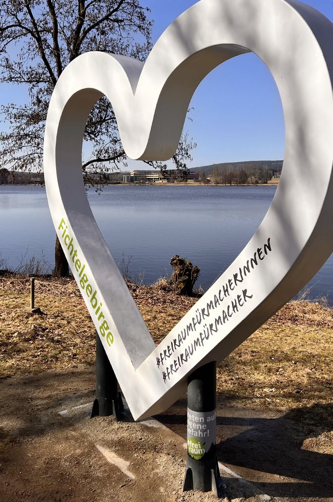 Bild: Blick auf das Kurzentrum Bad Weißenstadt am See vom Ufer des Weißenstädter Sees gegenüber