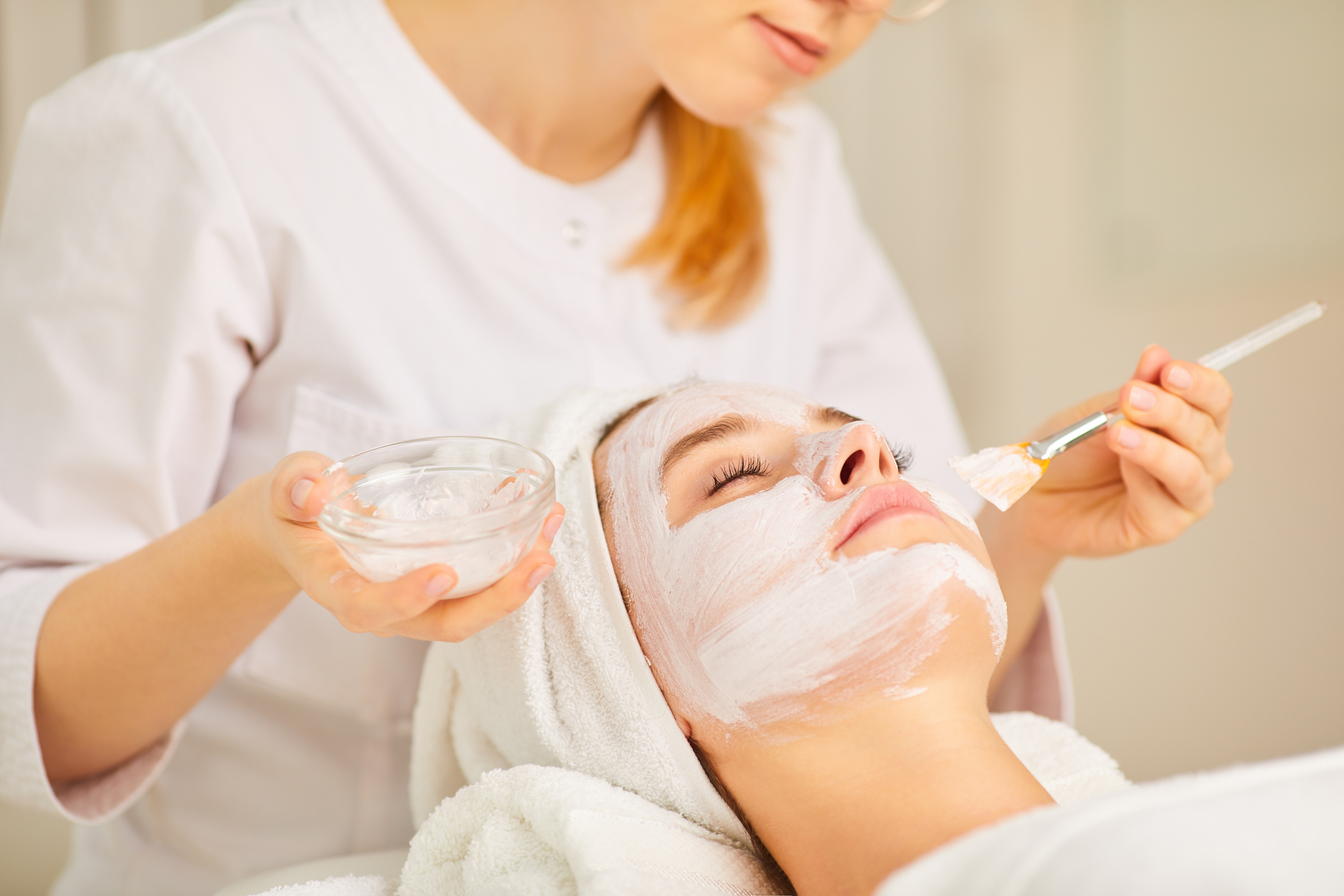 Extras: Luxus Ganzkörperpeeling inklusive SPA-Schwebeliege, Rückenpackung, Wirkstoffampulle Hydration, CRYO Plumping Mask, Haut und Pflegeberatung, Haarentfernung Oberlippe + Kinn